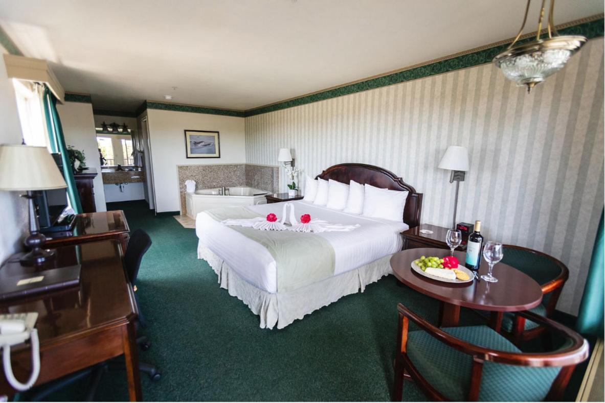 Emerald Dolphin Inn & Mini Golf Fort Bragg Exterior photo