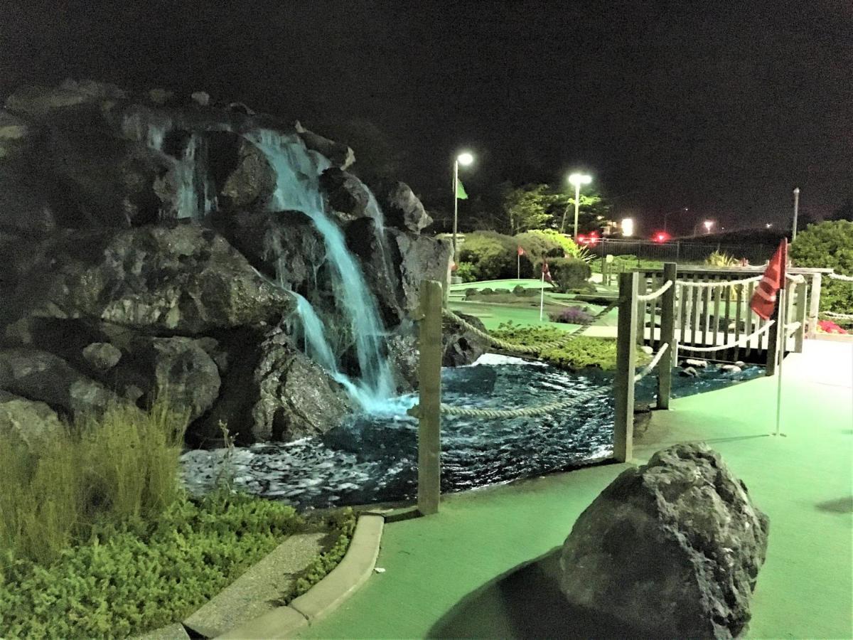 Emerald Dolphin Inn & Mini Golf Fort Bragg Exterior photo