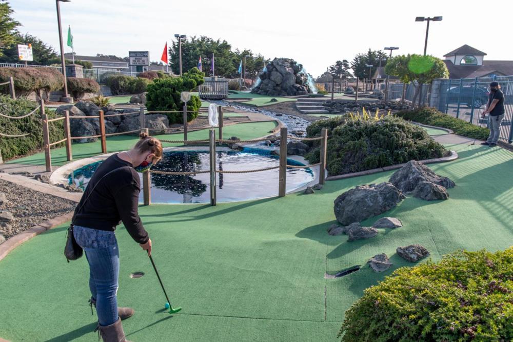 Emerald Dolphin Inn & Mini Golf Fort Bragg Exterior photo