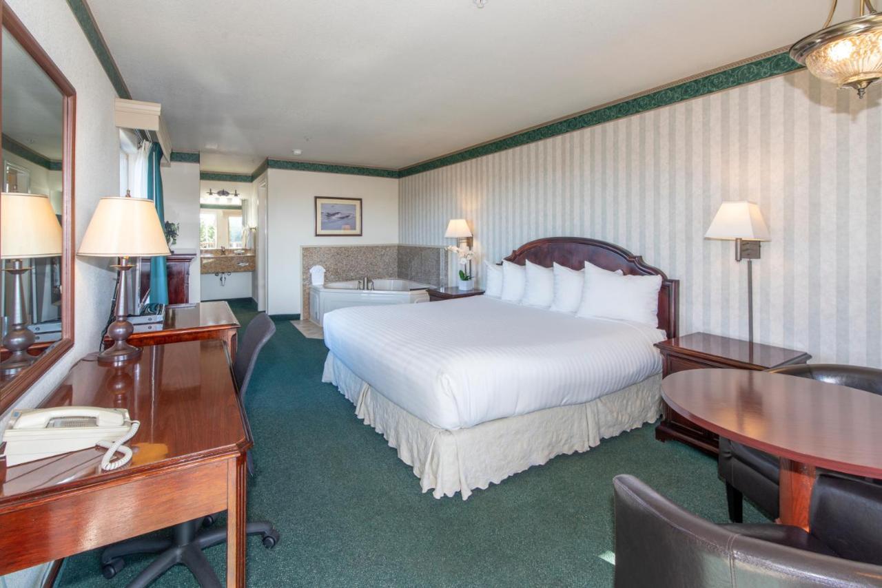 Emerald Dolphin Inn & Mini Golf Fort Bragg Exterior photo