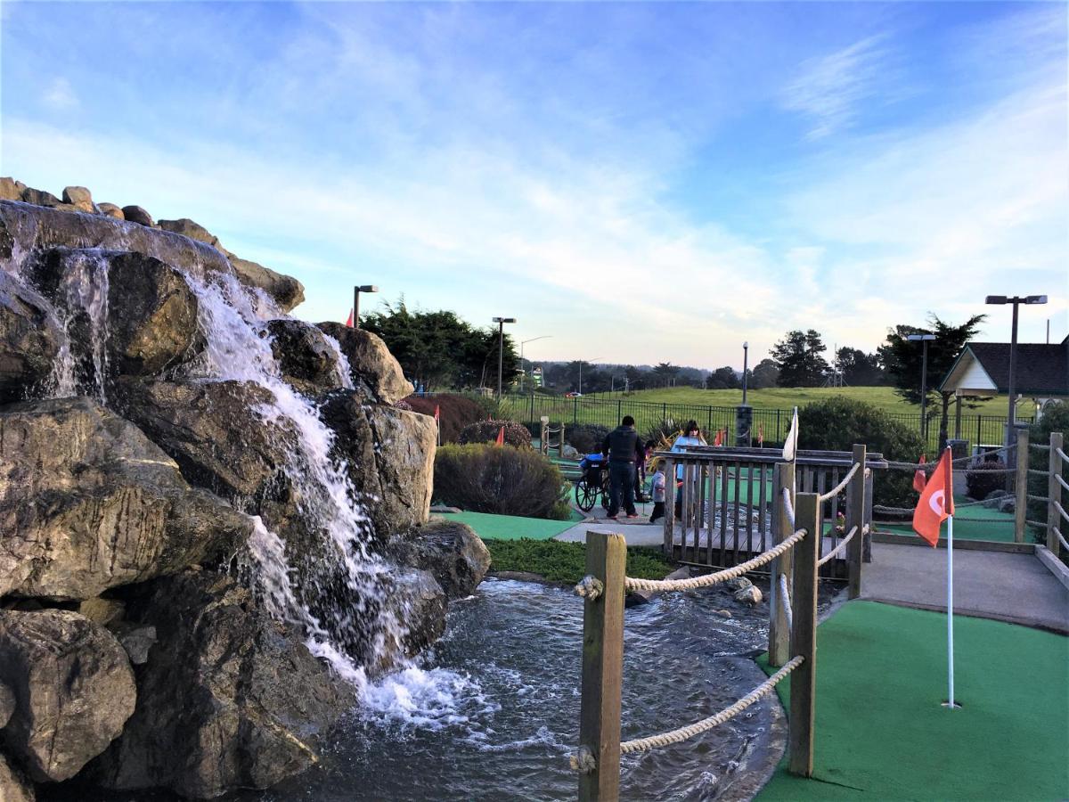 Emerald Dolphin Inn & Mini Golf Fort Bragg Exterior photo