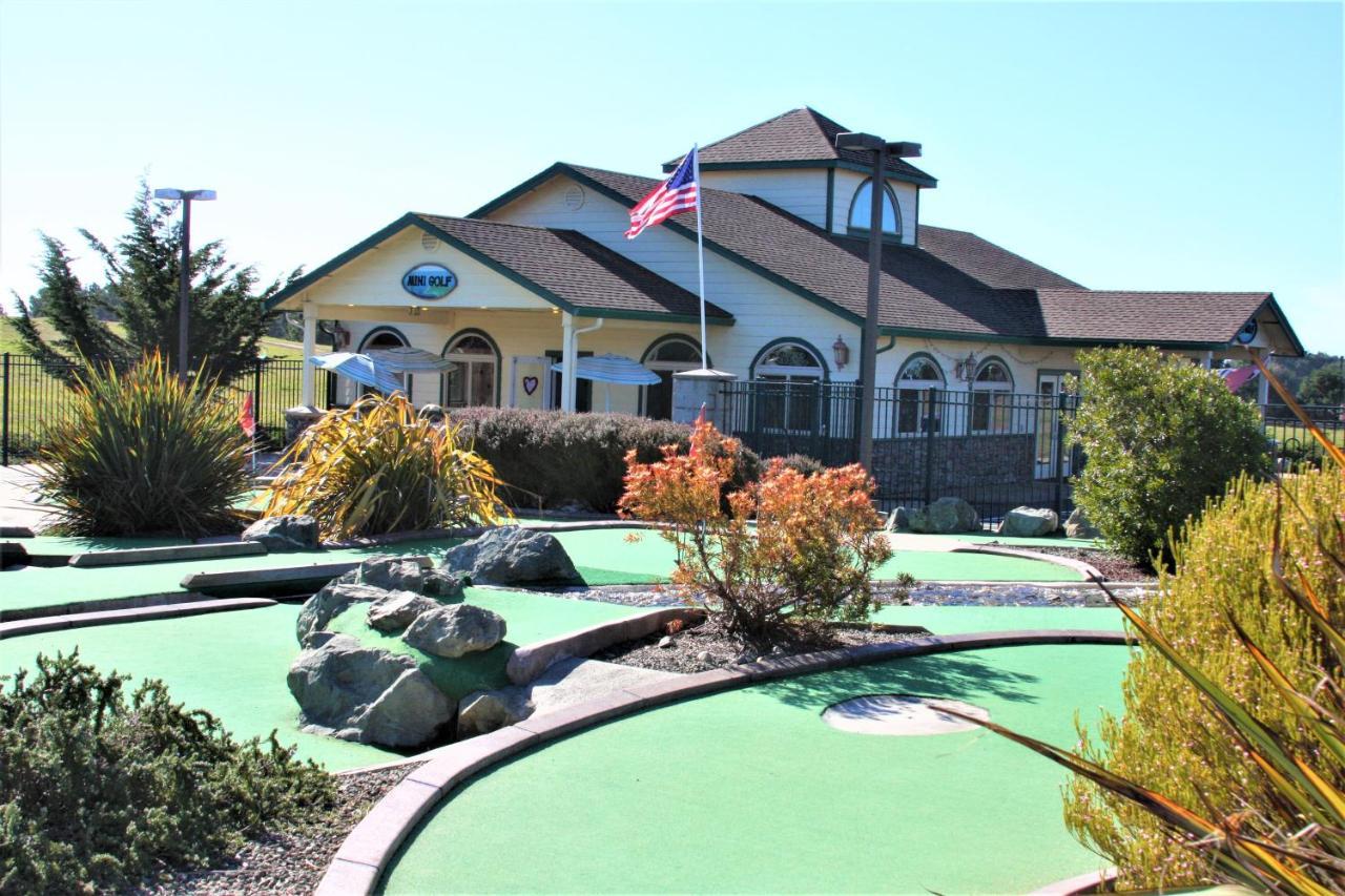 Emerald Dolphin Inn & Mini Golf Fort Bragg Exterior photo