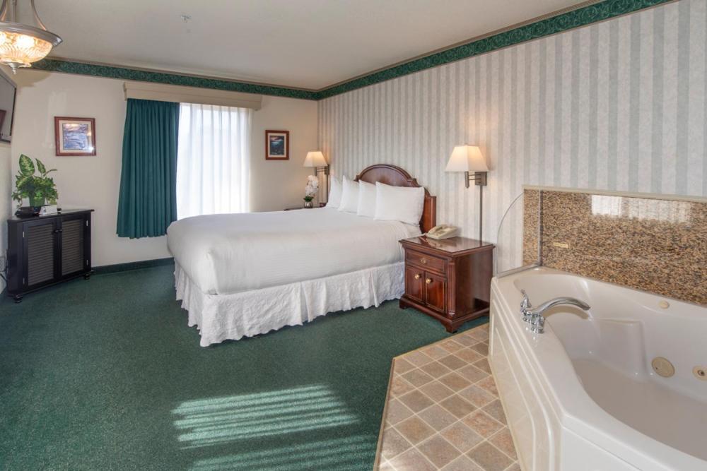 Emerald Dolphin Inn & Mini Golf Fort Bragg Exterior photo