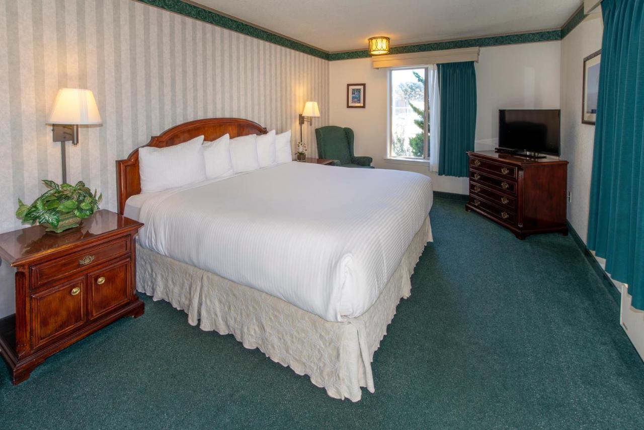 Emerald Dolphin Inn & Mini Golf Fort Bragg Exterior photo