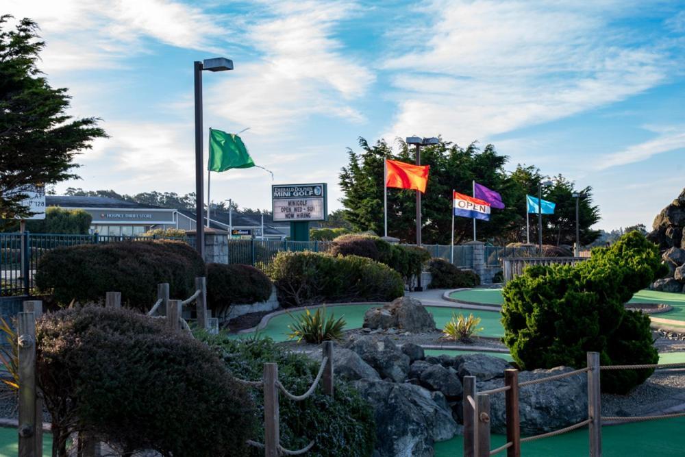 Emerald Dolphin Inn & Mini Golf Fort Bragg Exterior photo