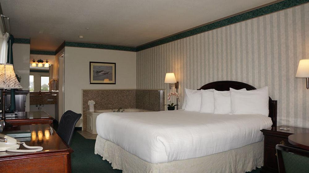 Emerald Dolphin Inn & Mini Golf Fort Bragg Exterior photo