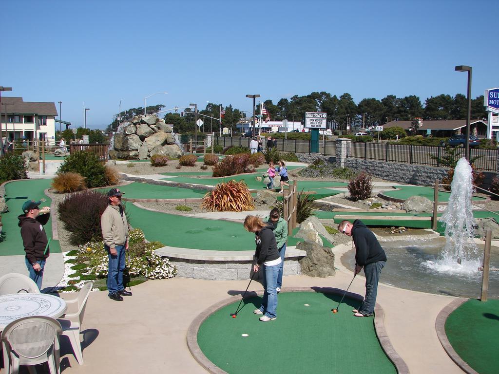 Emerald Dolphin Inn & Mini Golf Fort Bragg Exterior photo